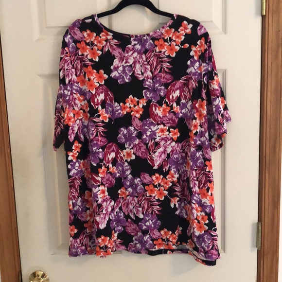 Women’s Plus 2X flowery top - Picture 2 of 4